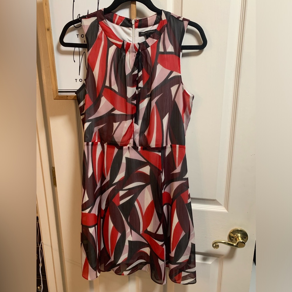 Banana Republic keyhole sheath dress size 6 never worn.